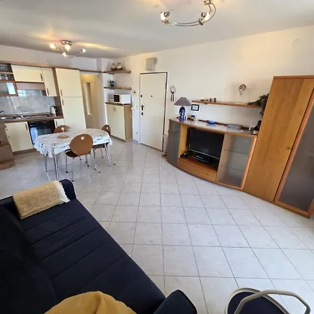 Toni Nv - 30 M From The Daire *